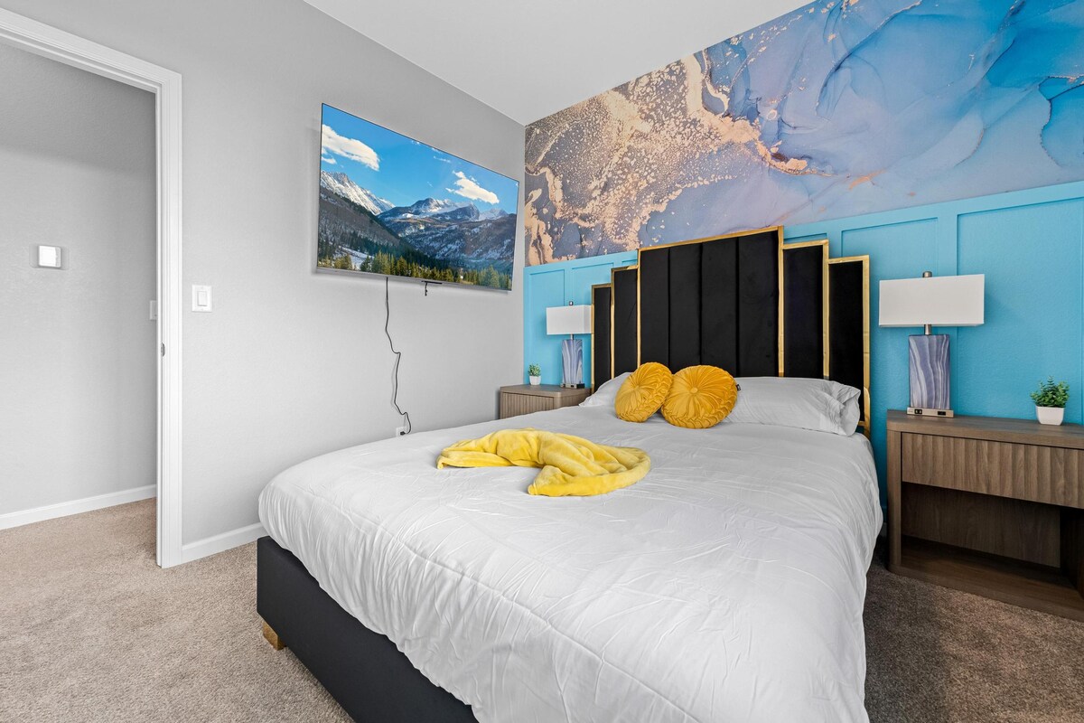 Amplio dormitorio con una cómoda cama tamaño queen y un televisor de 65 pulgadas, perfecto para disfrutar de todas tus películas favoritas.