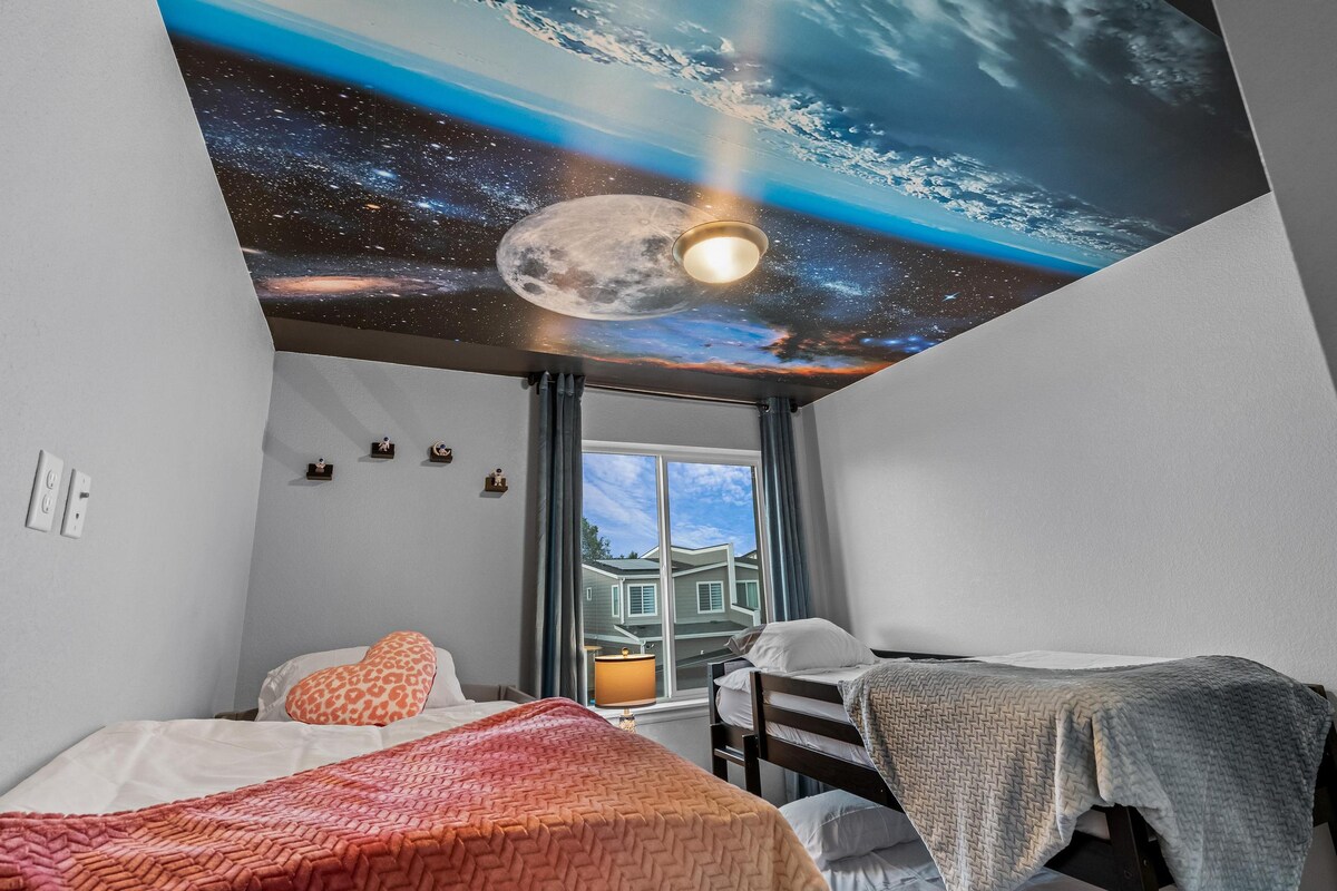 Una habitación divertida y acogedora con un tema espacial genial, perfecta para soñadores de todas las edades.