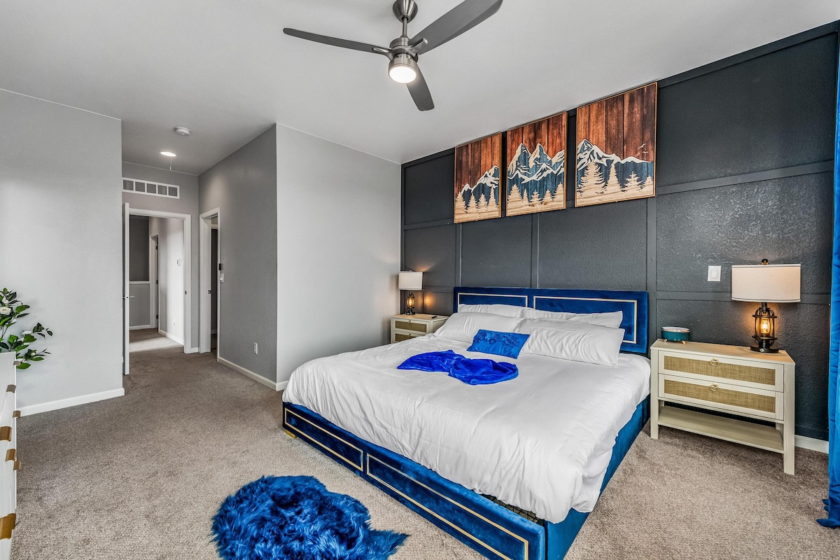 Amplio dormitorio principal con una cama tamaño «king» con colchón de espuma viscoelástica, baño privado, vestidor generoso y un televisor de 65 pulgadas, perfecto para relajarse con sus películas favoritas.