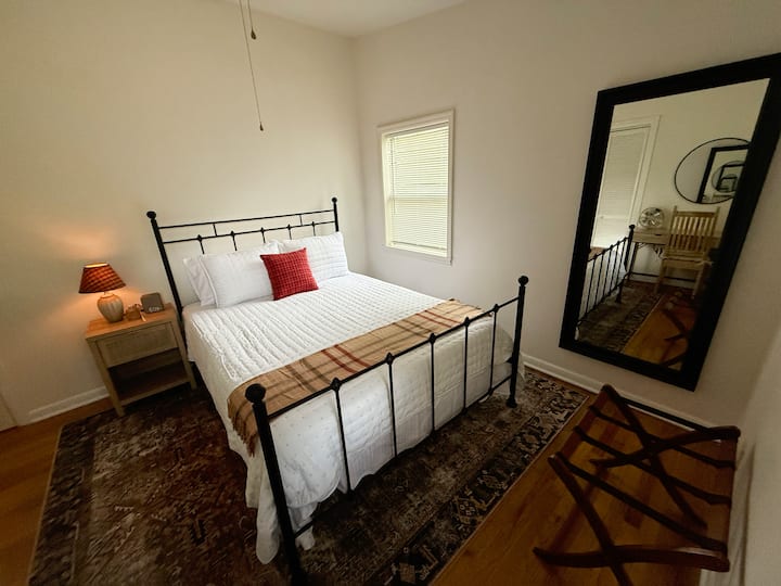 Manželská posteľ, extra prikrývky na posteli + v skrini 