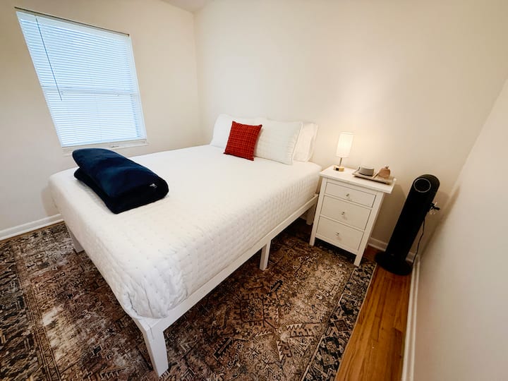 Spálňa s manželskou posteľou + prístelka + zrkadlo a nočný stolík (zvukový stroj/budík/veľa zásuviek)