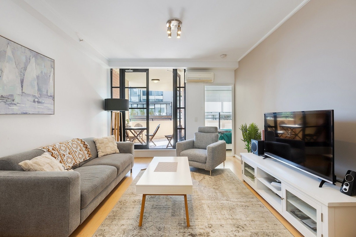 Top performing Airbnb: North Sydney urban retreat | Pool & gym access in North Sydney