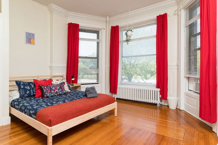 Walk to T! 1st Floor – 2 Beds / 1 Bath – Location!