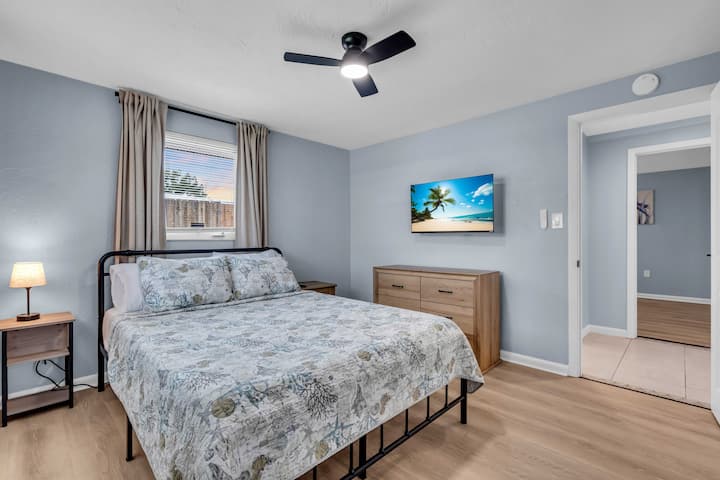 تحتوي غرفة النوم رقم 2 على سرير بحجم كوين ووسائل راحة رائعة أخرى مثل تلفزيون ذكي وخزانة ملابس ذات 6 أدراج وطاولات جانبية وستائر تعتيم للغرفة وستائر تعتيم. 