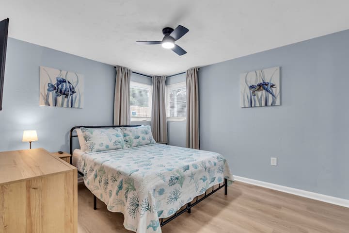 غرفة النوم هذه مريحة ومريحة، وتحتوي كل نافذة في كل غرفة نوم على ستائر تعتيم للغرفة وستائر تعتيم. 