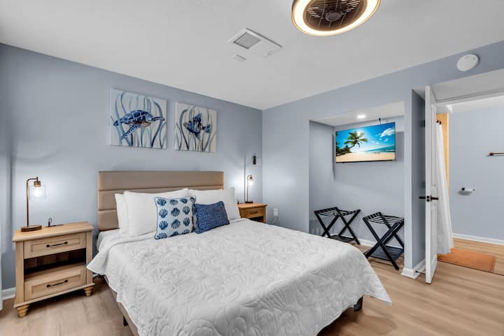 تحتوي غرفة النوم الداخلية على كل ما تحتاجه لإقامة مريحة.