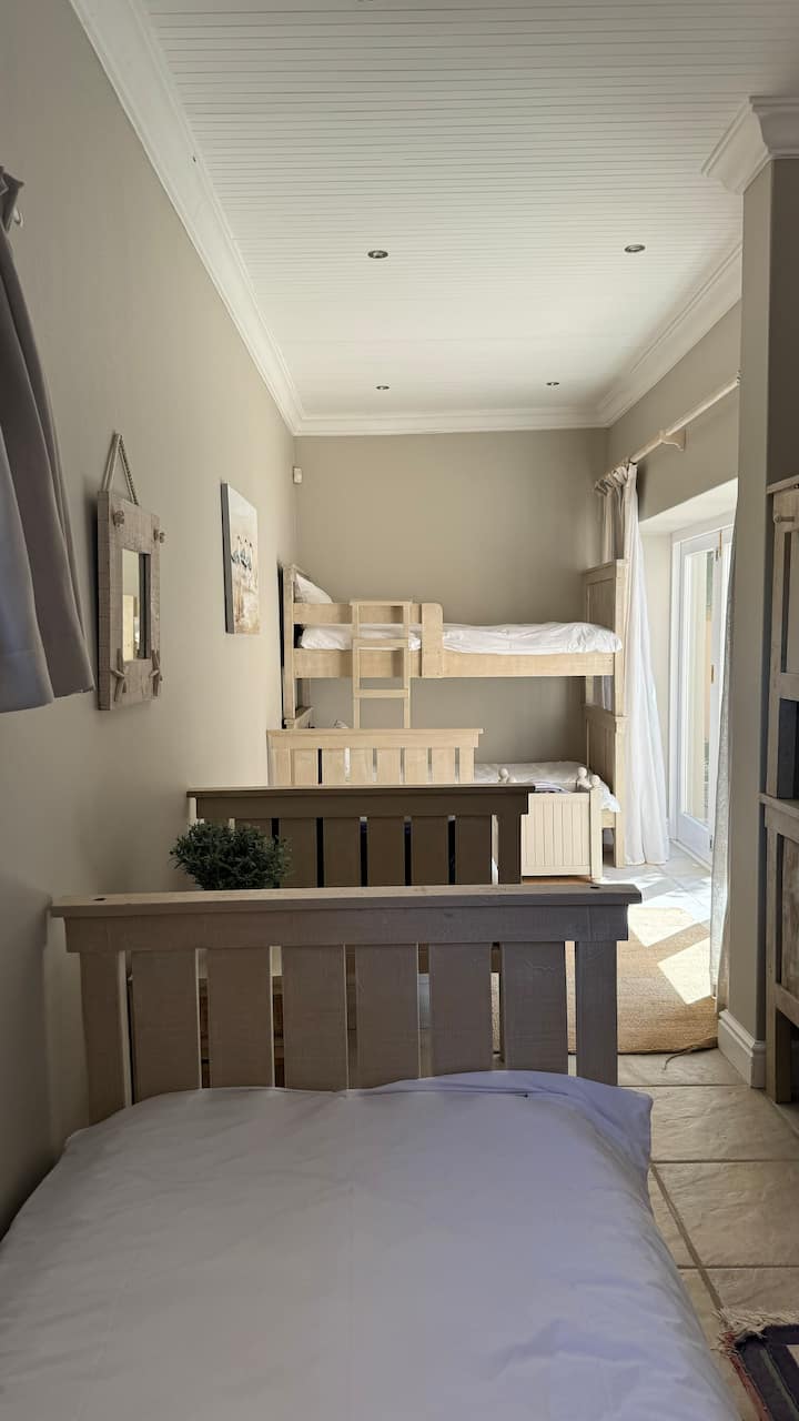 Bweni, bora kwa vijana. Vitanda 6 vya mtu mmoja vilivyo na chumba cha kuogea na televisheni