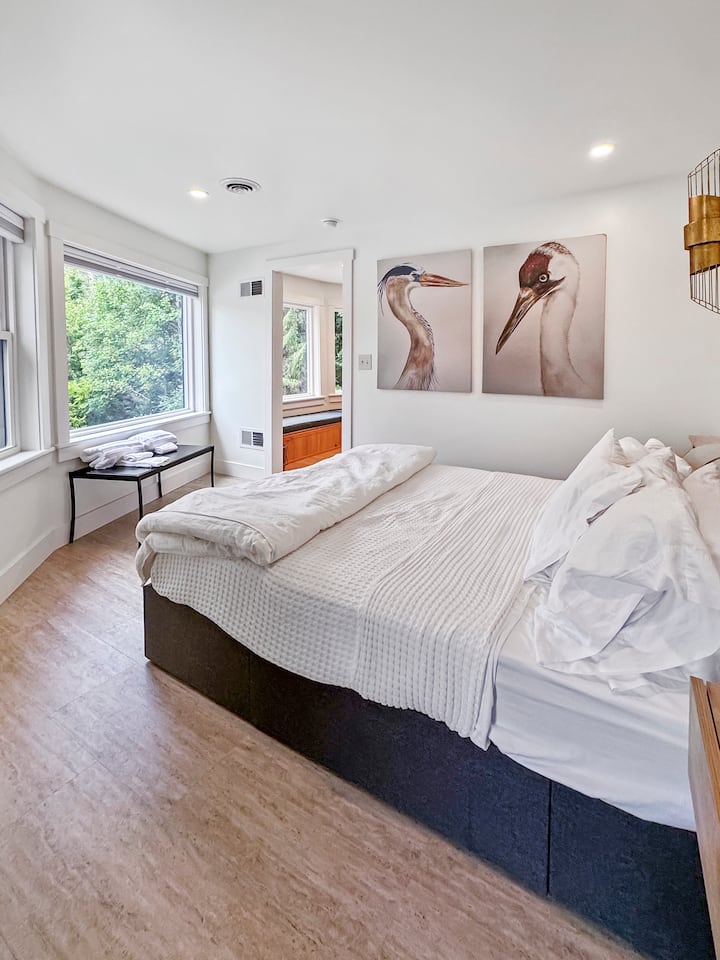 Vkusne navrhnutá hlavná spálňa s manželskou posteľou Queen.  Vychutnajte si krásny výhľad na prírodu priamo z postele!  Hlavná izba má vlastnú kúpeľňu.