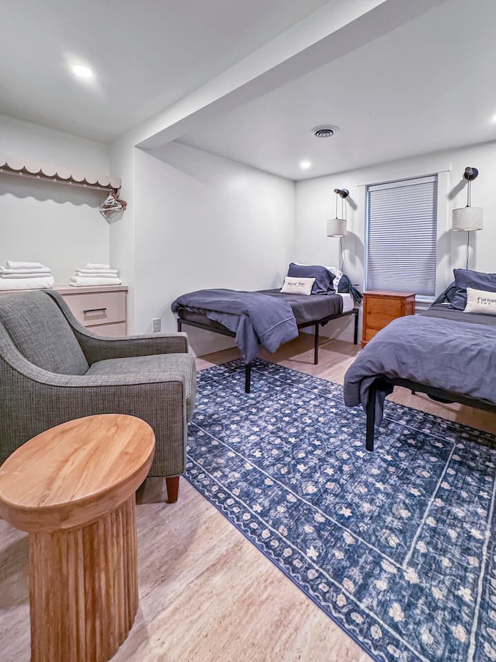 Druhá spálňa má dve samostatné postele, komodu a pohodlné sedadlo