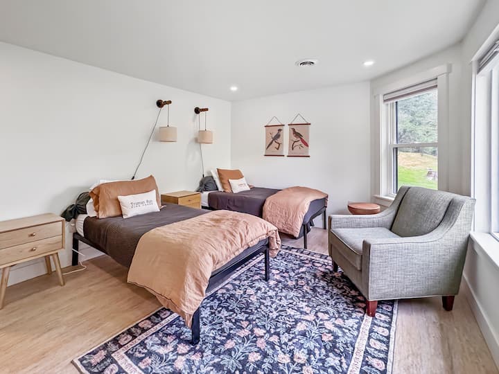 Spálňa 3 má dve plné postele a krásny výhľad do prírody.  Zahŕňa vlastnú kúpeľňu.