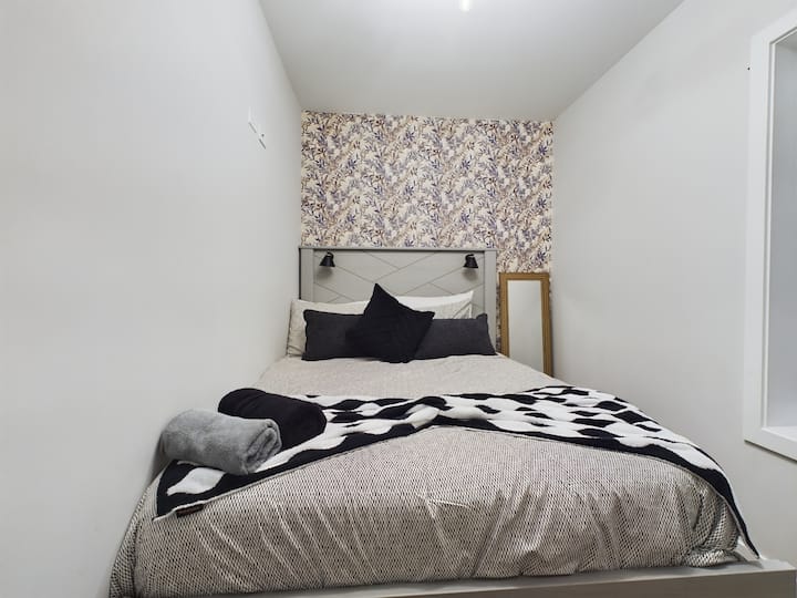 1 საძინებელში არის ორადგილიანი საწოლი მყუდრო თეთრეულით, შაბლონური კედლით და სრულმეტრაჟიანი სარკით. Თბილი და მიმზიდველი სივრცე, რომელიც განკუთვნილია მშვიდი ღამეებისა და კომფორტისთვის.