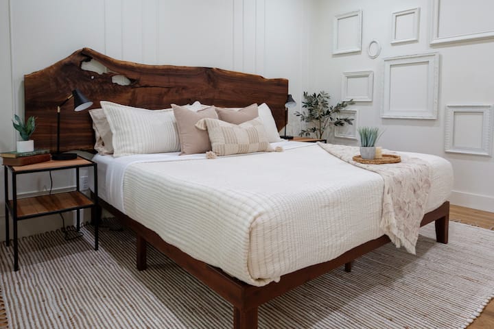 Ein liebevoll gestaltetes Hauptschlafzimmer, das sich wie ein privater Rückzugsort anfühlt.