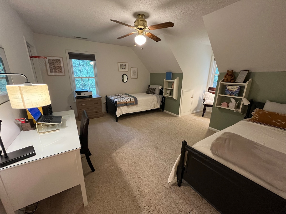 Chambre spacieuse avec lits jumeaux et bureau