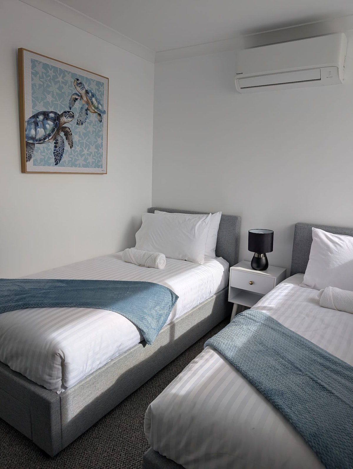 Savršena za djecu ili prijatelje – ova svijetla dvokrevetna soba nudi udobnost, prostor i opuštenu atmosferu.