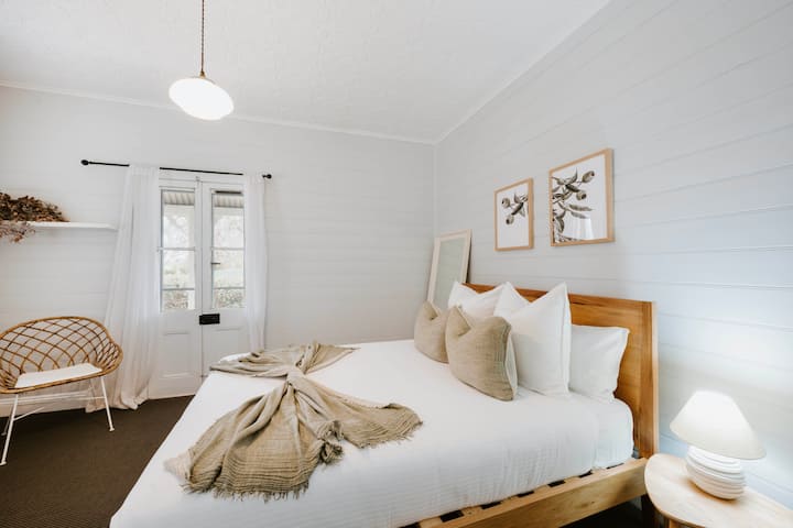 Schlafzimmer zwei ist ein beruhigender, geräumiger Rückzugsort mit einem Queensize-Bett und frischer Bettwäsche.