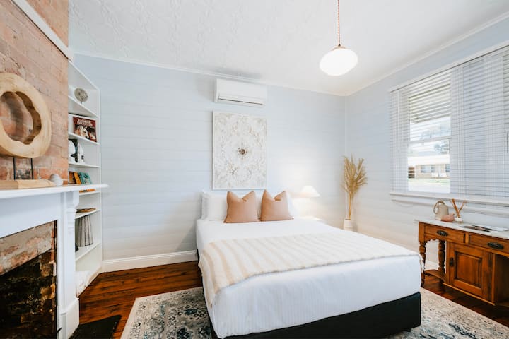 Dieses charmante fünfte Schlafzimmer bietet Komfort und Bequemlichkeit mit Queensize-Bett, Klimaanlage mit Umkehrzyklus, einer gemütlichen Lounge, mit Büchern gefüllten Regalen und einem praktischen Kleiderständer.

Bitte beachte, dass der Kamin in diesem Zimmer nicht funktioniert.