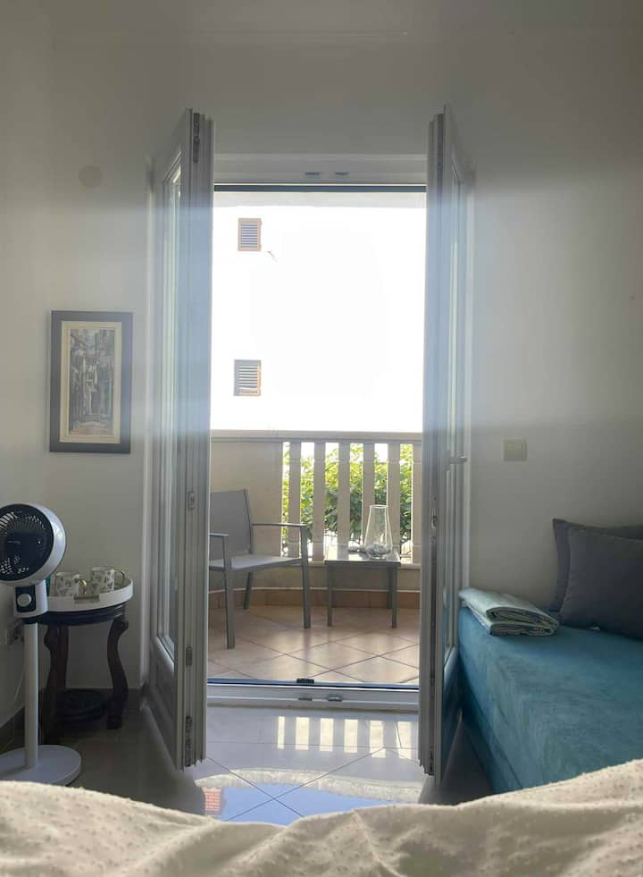 Dormitorio/sala de estar con salida al balcón.