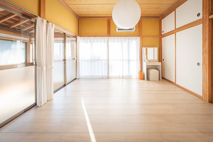 Svijetla spavaća soba u koju kroz veliki prozor ulazi mnogo svjetlosti.Možete se osvježiti ujutro.