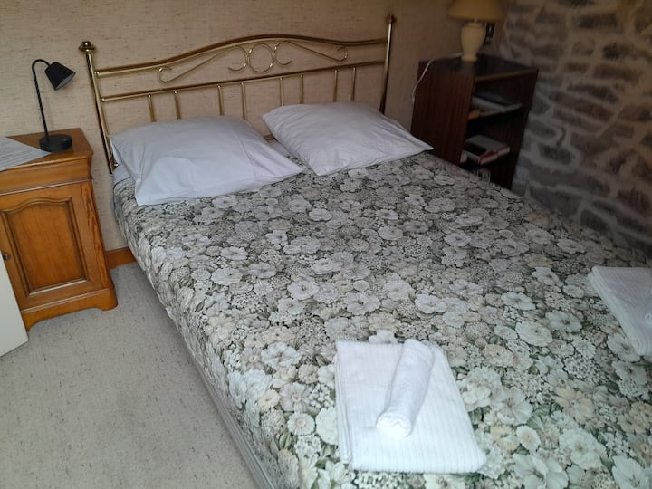 Თქვენ აღმოაჩენთ საძინებელს, რომელიც განკუთვნილია ორი ადამიანის დასაბინავებლად.
 Ისიამოვნეთ ამ მყუდრო კოკუნით დასასვენებლად.
 Მოგესალმებით თავშესაფარში!