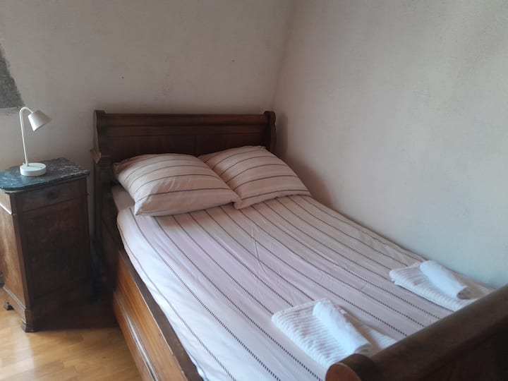 Თქვენ აღმოაჩენთ ოთახს, რომელიც გათვლილია ორ ადამიანზე (საწოლი 140/190) . Ისიამოვნეთ ამ მყუდრო კოკუნით დასასვენებლად.
 Მოგესალმებით თავშესაფარში!