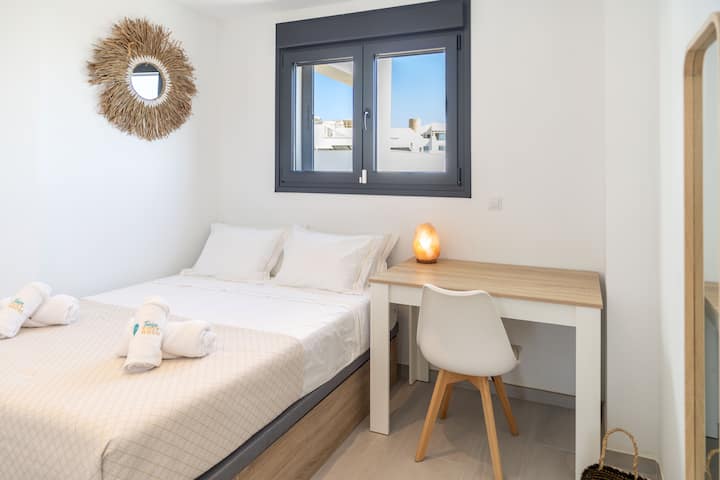 Este segundo dormitorio, luminoso y acogedor, ofrece cama doble y espacio de trabajo con escritorio. Perfecto para relajarte o teletrabajar con tranquilidad.