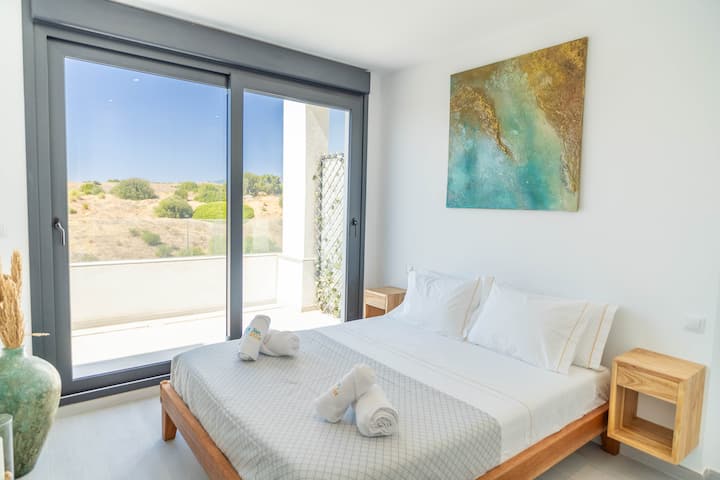 Dormitorio principal con vistas abiertas al campo y acceso directo a la terraza. Un espacio tranquilo, luminoso y decorado con mucho gusto.