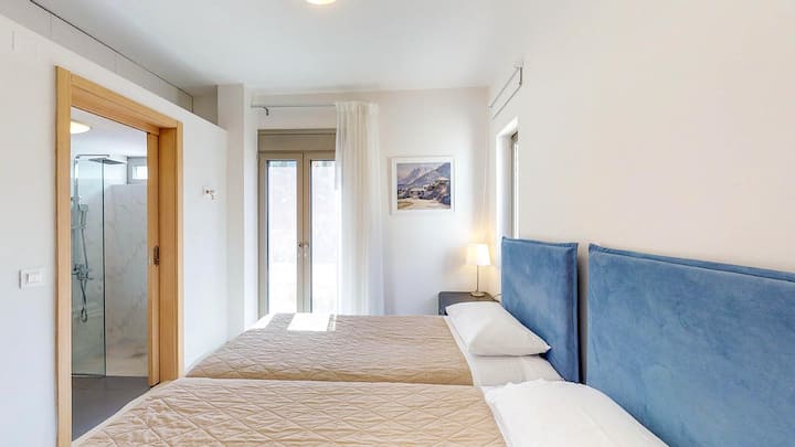 Vila 2 – 5. spavaća soba s dva jednostruka kreveta, kupaonicom i izlazom u vrt