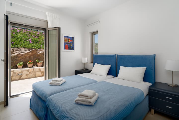 2. spavaća soba s dva jednostruka kreveta, kupaonicom i izlazom u vrt