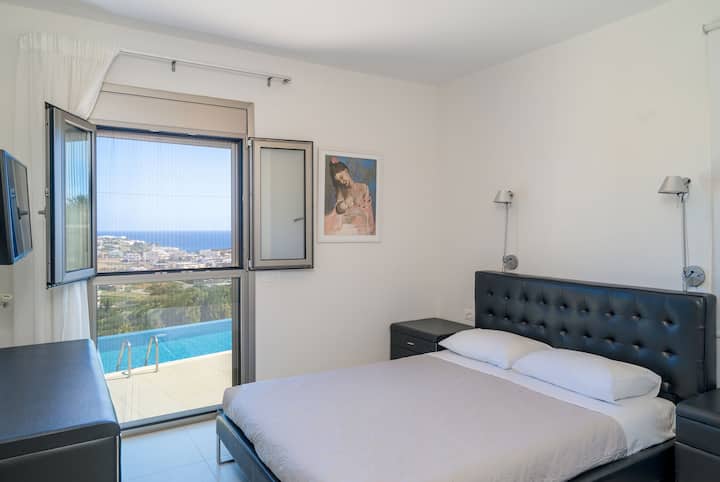 Vila 1 – 3. spavaća soba s bračnim krevetom i pogledom na more