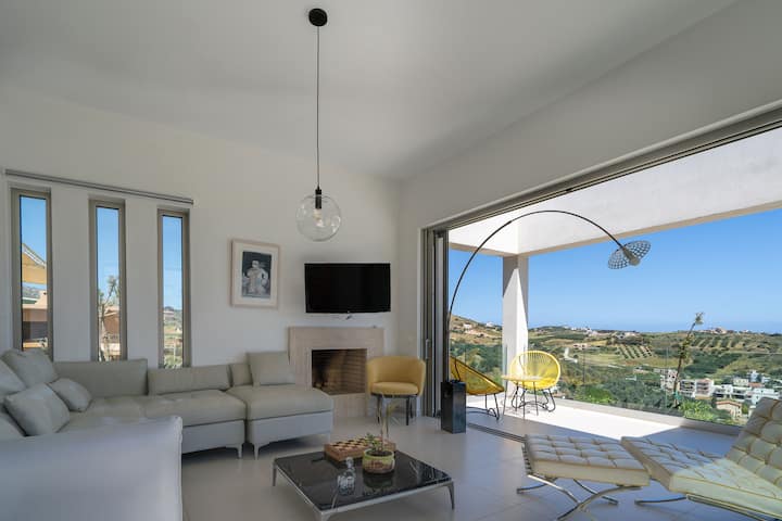 Elegantan dnevni boravak s kaminom besprijekorno se stapa s vanjskim prostorom zahvaljujući potpuno uvlačivoj staklenoj prednjoj strani, pružajući jedinstven doživljaj života u zatvorenom i na otvorenom.