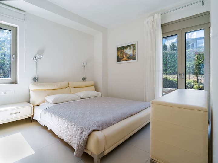 Vila 1 – 1. spavaća soba s bračnim krevetom, kupaonicom i izlazom u vrt