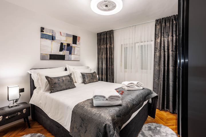 1号卧室– 12平方米，配备标准双人床（160x200厘米）。