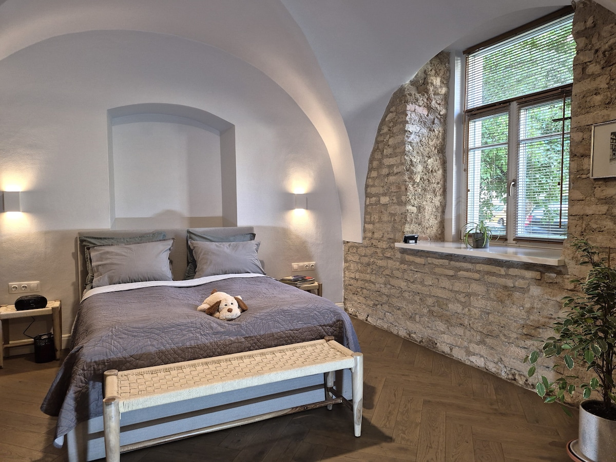 您将在宽敞的双人床上睡个好觉，小狗也不会打扰您的休息:)