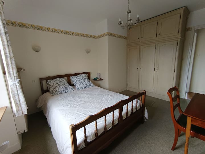 Slaapkamer met 140 tweepersoonsbed, bureau en kleedkamer