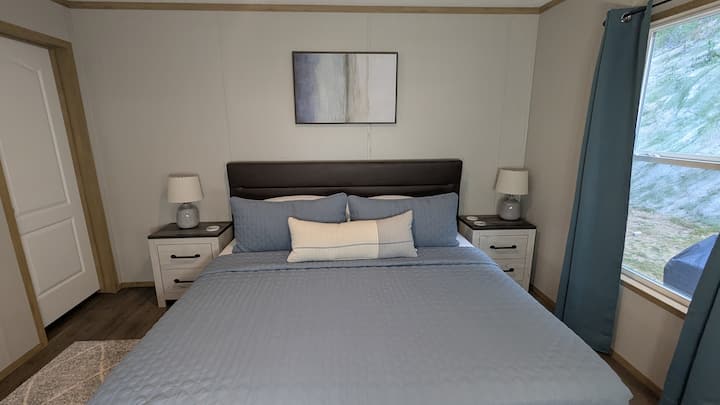 2nd King Bedroom features a hybrid mattress, with both soft and memory foam pillows.