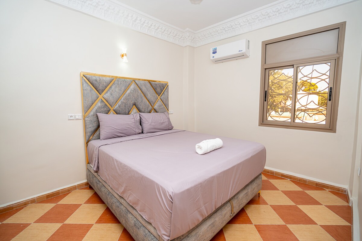 La habitación con cama king size y aire acondicionado reversible