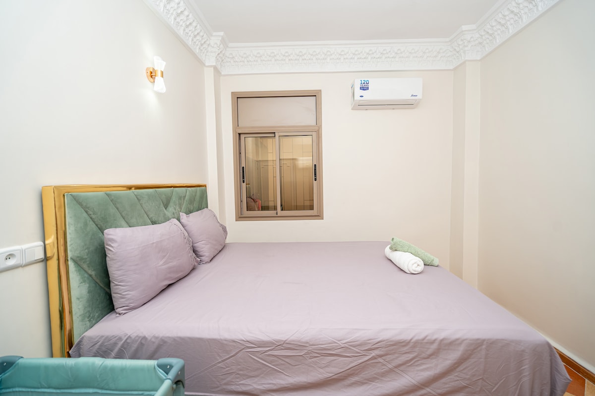 La habitación con cama king size y aire acondicionado reversible y cuna disponible