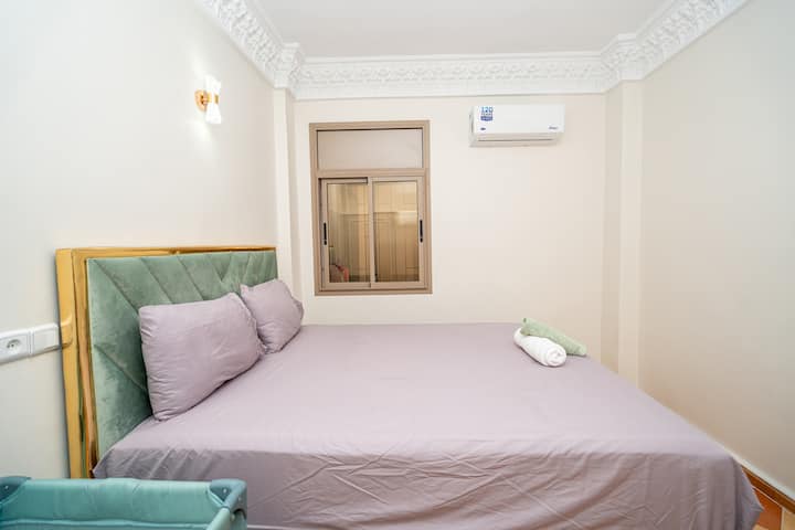 La habitación con cama king size y aire acondicionado reversible y cuna disponible