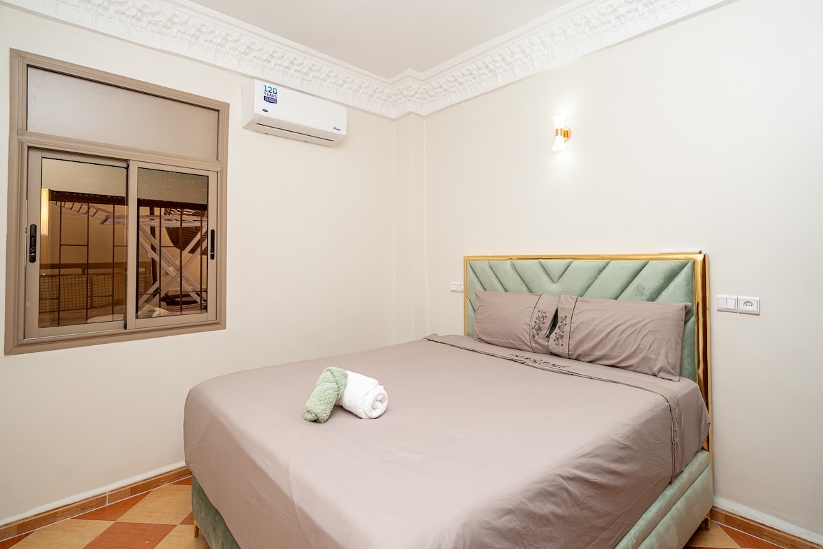 La habitación con cama king size y aire acondicionado reversible y cuna disponible