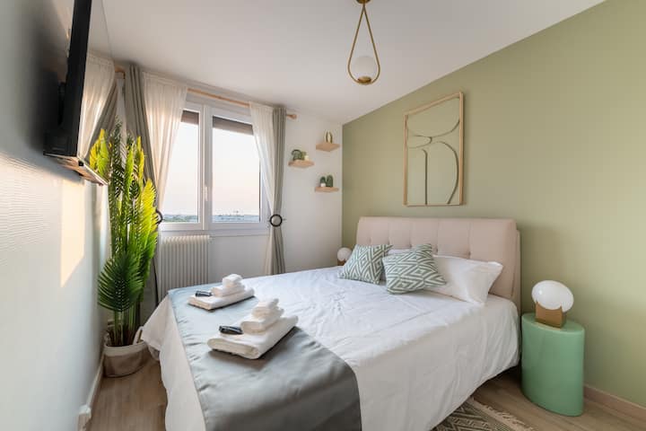 Оваа соба има брачен кревет (широк 150-179 см) 5★, ѕиден телевизор и погодно место за складирање. Меката декорација и зелениот ѕид носат малку свежина која е сублимирана од светлината што ја преплавува собата.