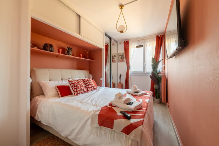 Уживајте во брачен кревет (широк 150-179 см) 5 во хотелски стил★ за мирни ноќи. Декорацијата во теракотни тонови и природните материјали создава мека и удобна атмосфера. Во спалната соба има и телевизор монтиран на ѕид.