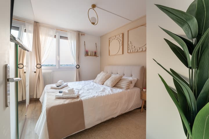 Уживајте во брачен кревет (широк 150-179 см) од хотелска категорија 5★ за оптимална удобност. Собата има телевизор монтиран на ѕид и големи прозорци кои пропуштаат светлина. Во собата има хидромасажна када за релаксирачки и уникатен престој.