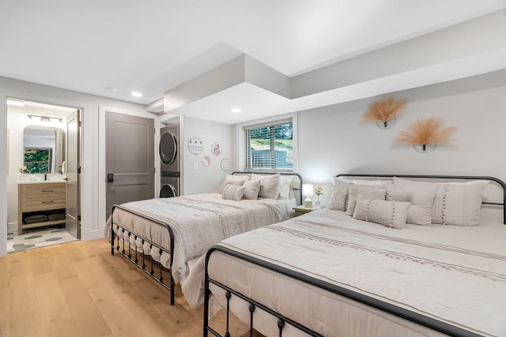 Chumba cha chini cha kulala chenye vitanda 2 vya kifalme na kiti kimoja cha kulala