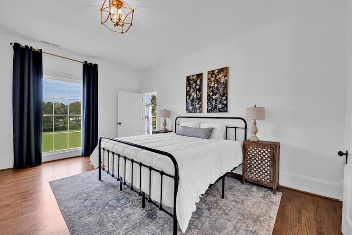 Bračni krevet (160 – 179 cm) i iako je ovo najmanja spavaća soba, i dalje je vrlo prostrana! 