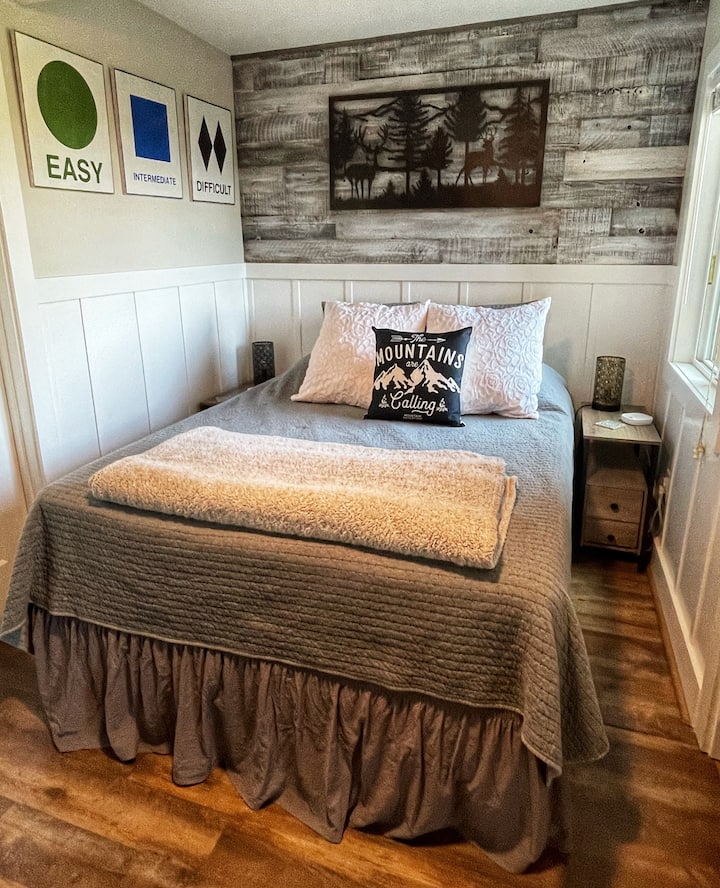 配备全新Casper床垫的标准双人床、高档床上用品、两个带灯的床头柜和一个Beat插头/每个USB端口，方便您使用