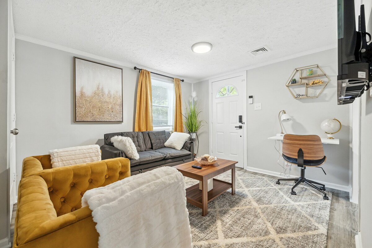 חלל מגורים יפה ונקי עם מקומות ישיבה נוחים, טלוויזיה גדולה ומיטה נפתחת.