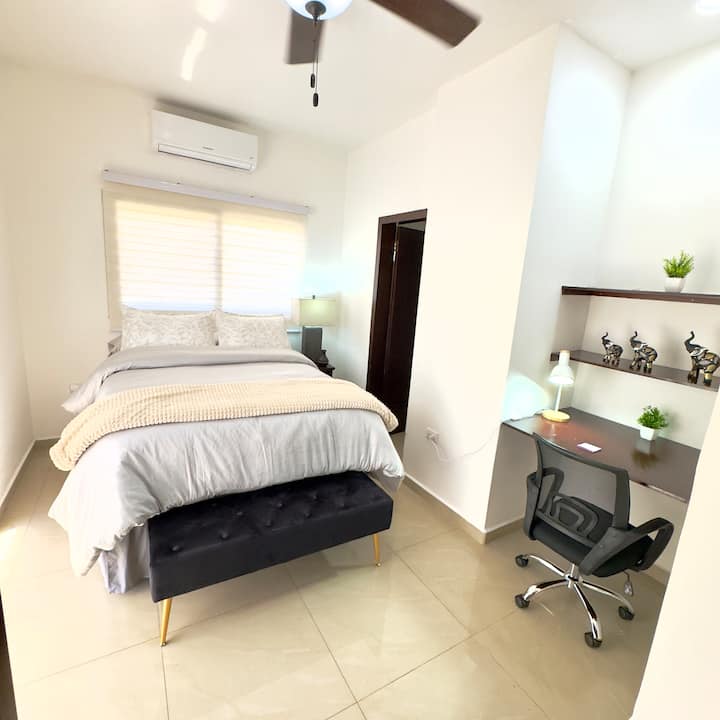 Dispone di letto matrimoniale, bagno privato con vasca, armadio, aria condizionata e area di lavoro 