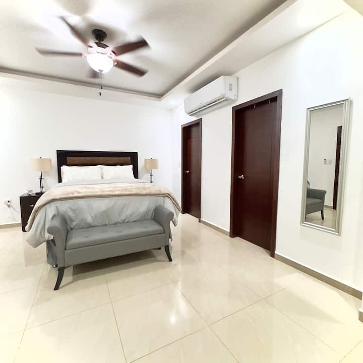 Dispone di letto matrimoniale, aria condizionata, cabina armadio, bagno privato con vasca idromassaggio e area lavoro con ampia scrivania