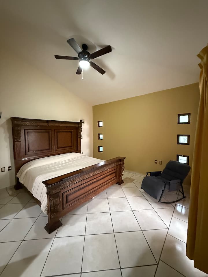 Hlavná spálňa s manželskou posteľou, kúpeľňou, šatníkom, balkónom, kde môžete stráviť chvíle relaxu pri jedle, pití kávy alebo vína pri dobrom rozhovore.