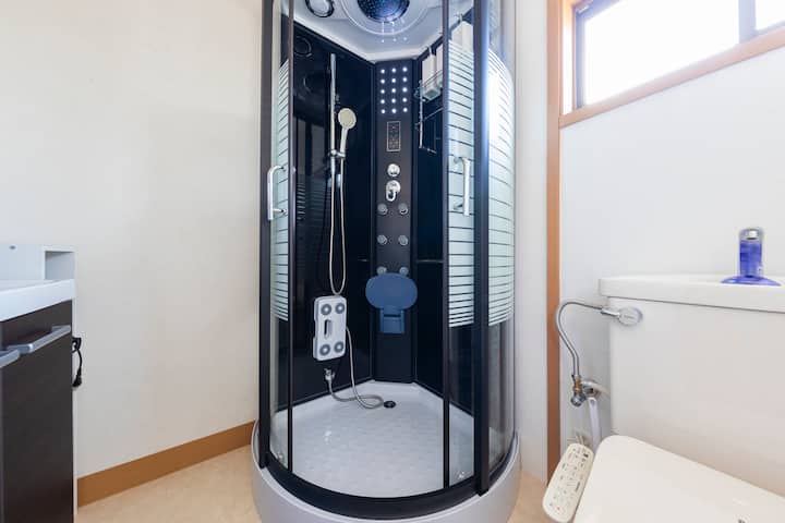 シャワールームには機能としてラジオ、オーバーヘッドシャワー、腰・足裏のマッサージが付いております。
